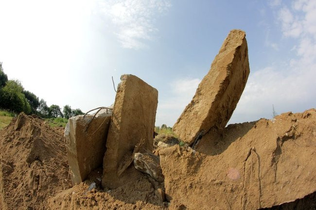 Gruzowisko niedaleko parku (zdjęcia)