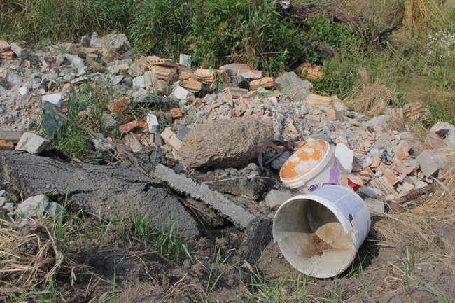 Gruzowisko niedaleko parku (zdjęcia)