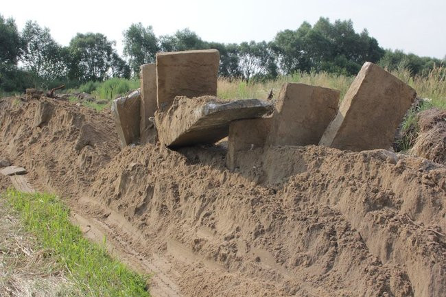 Gruzowisko niedaleko parku (zdjęcia)