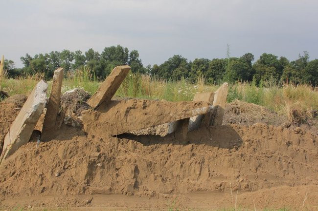 Gruzowisko niedaleko parku (zdjęcia)