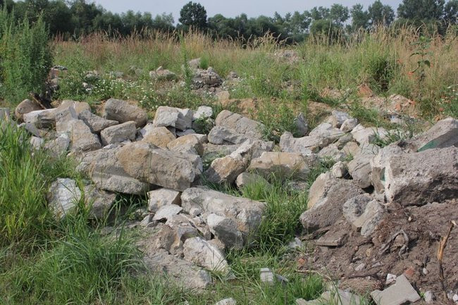 Gruzowisko niedaleko parku (zdjęcia)