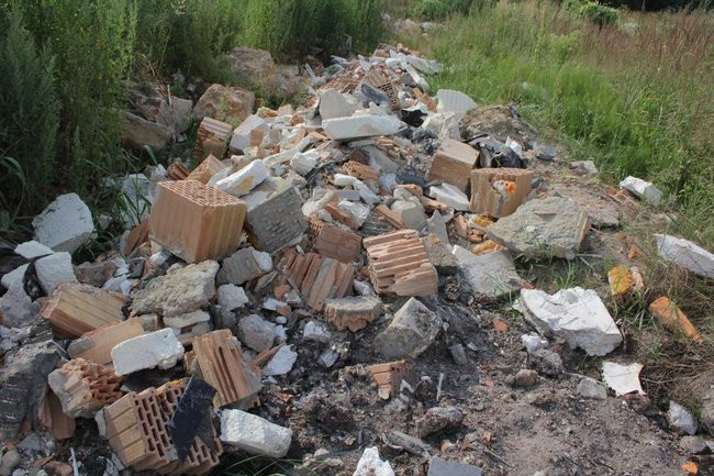 Gruzowisko niedaleko parku (zdjęcia)