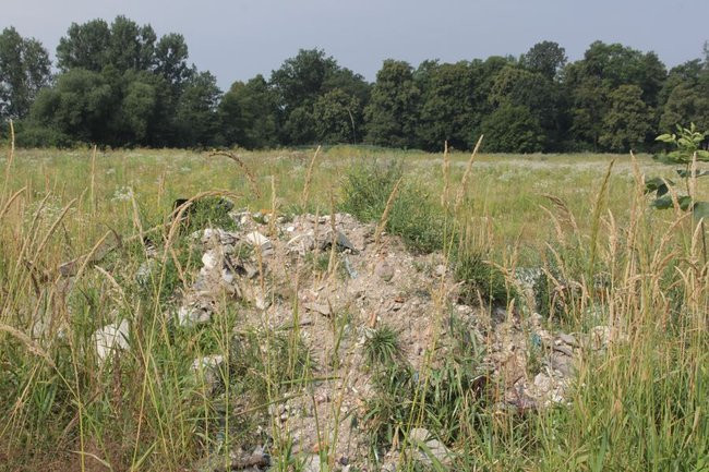 Gruzowisko niedaleko parku (zdjęcia)