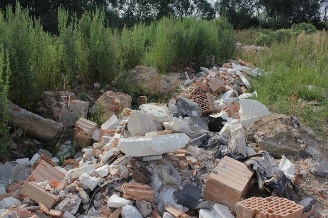 Gruzowisko niedaleko parku (zdjęcia)