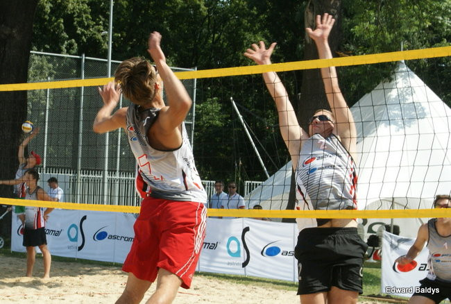 Zacięta walka zamiast plażowania (zdjęcia)