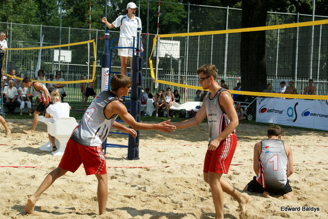 Zacięta walka zamiast plażowania (zdjęcia)