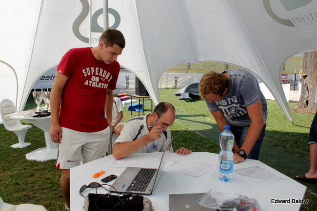 Zacięta walka zamiast plażowania (zdjęcia)