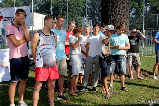 Zacięta walka zamiast plażowania (zdjęcia)