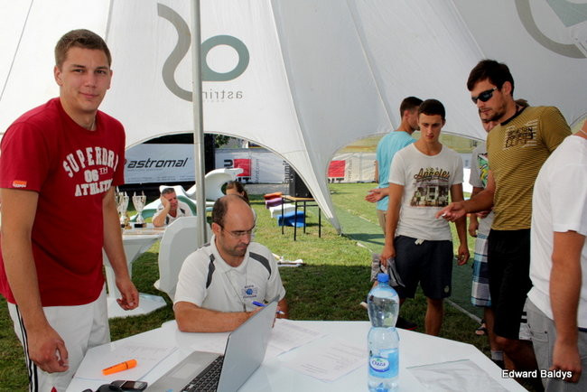 Zacięta walka zamiast plażowania (zdjęcia)