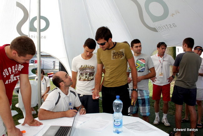 Zacięta walka zamiast plażowania (zdjęcia)