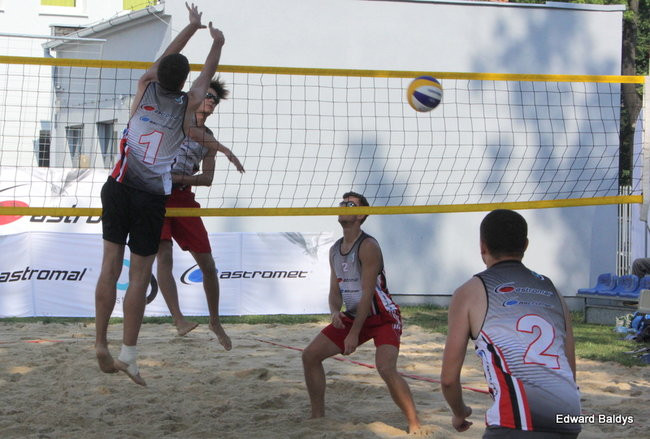 Zacięta walka zamiast plażowania (zdjęcia)