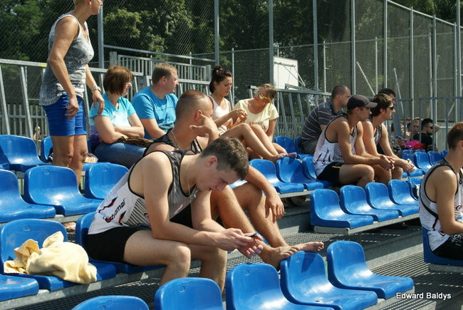 Zacięta walka zamiast plażowania (zdjęcia)