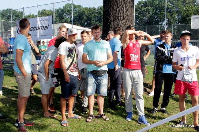 Zacięta walka zamiast plażowania (zdjęcia)