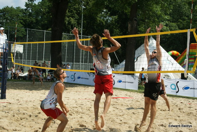 Zacięta walka zamiast plażowania (zdjęcia)