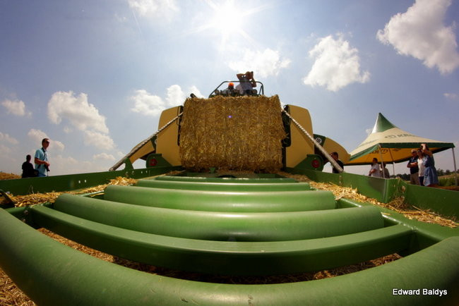 Prasa do słomy w podróży po Europie