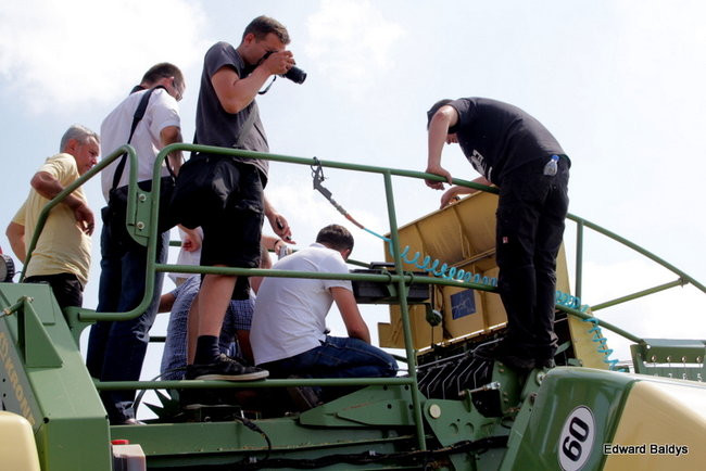 Prasa do słomy w podróży po Europie