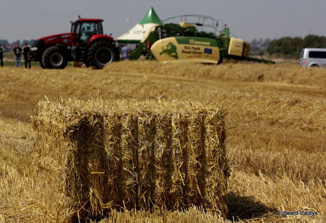 Prasa do słomy w podróży po Europie