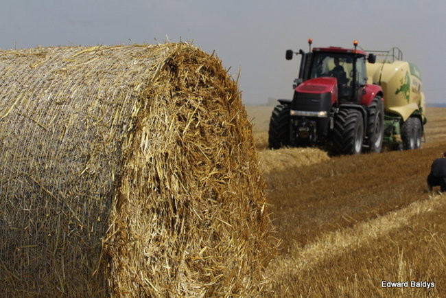 Prasa do słomy w podróży po Europie