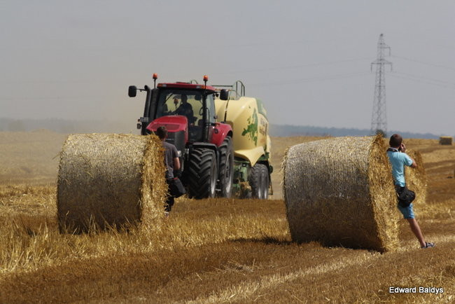 Prasa do słomy w podróży po Europie