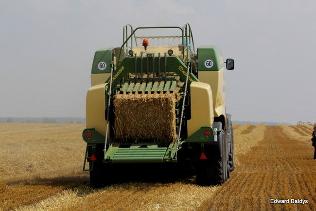 Prasa do słomy w podróży po Europie
