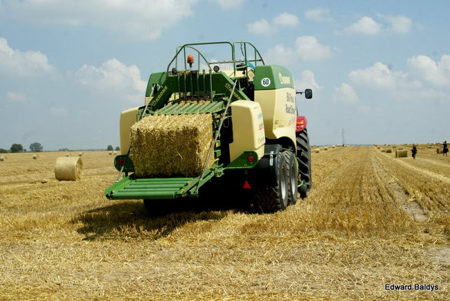 Prasa do słomy w podróży po Europie