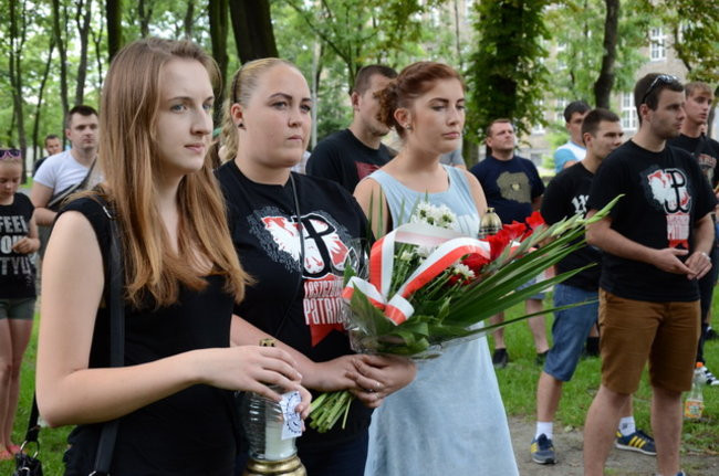 Race pod pomnikiem (zdjęcia)