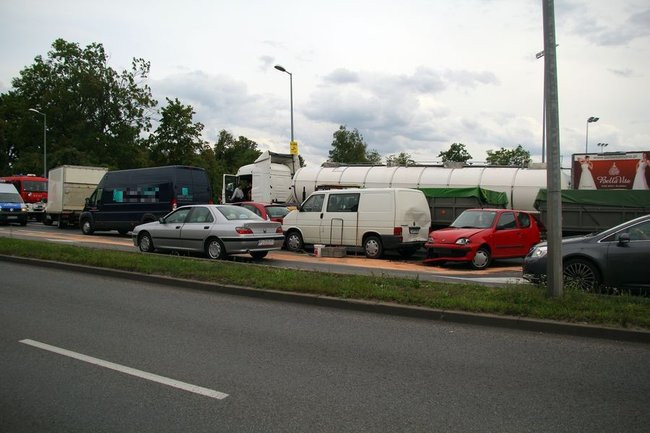 Karambol na wiadukcie. Dziewięć uszkodzonych pojazdów (zdjęcia)