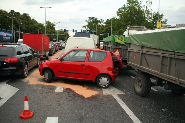 Karambol na wiadukcie. Dziewięć uszkodzonych pojazdów (zdjęcia)
