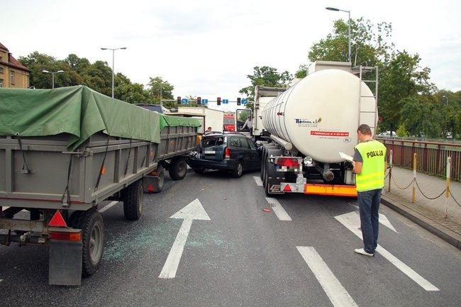Karambol na wiadukcie. Dziewięć uszkodzonych pojazdów (zdjęcia)