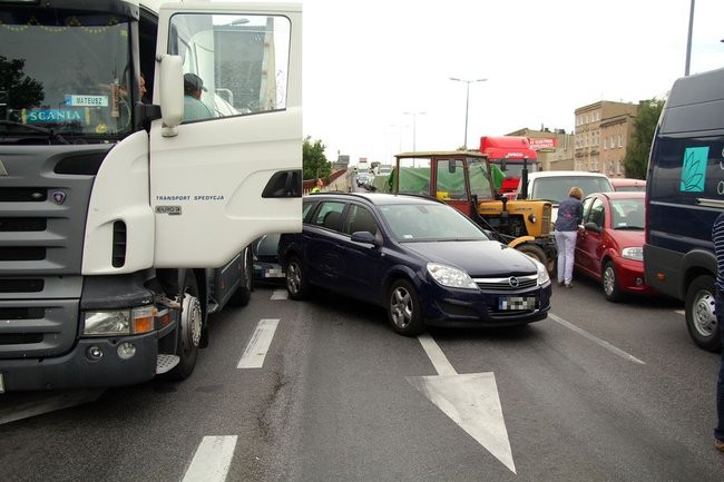 Karambol na wiadukcie. Dziewięć uszkodzonych pojazdów (zdjęcia)