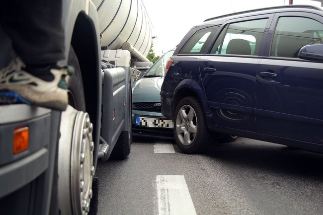 Karambol na wiadukcie. Dziewięć uszkodzonych pojazdów (zdjęcia)