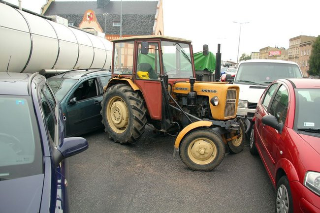 Karambol na wiadukcie. Dziewięć uszkodzonych pojazdów (zdjęcia)