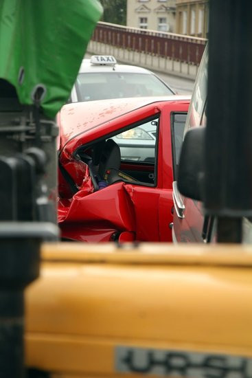 Karambol na wiadukcie. Dziewięć uszkodzonych pojazdów (zdjęcia)