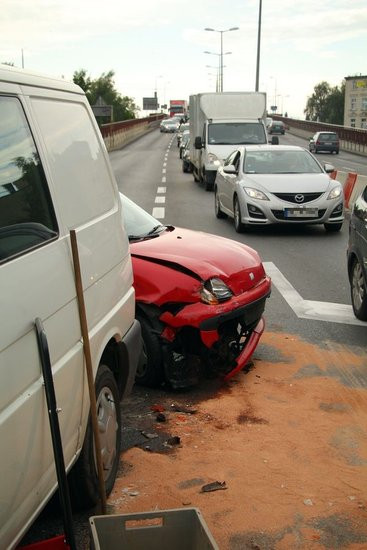 Karambol na wiadukcie. Dziewięć uszkodzonych pojazdów (zdjęcia)