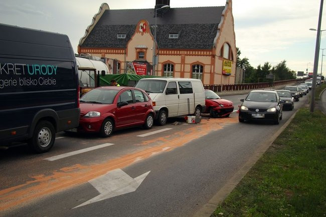 Karambol na wiadukcie. Dziewięć uszkodzonych pojazdów (zdjęcia)