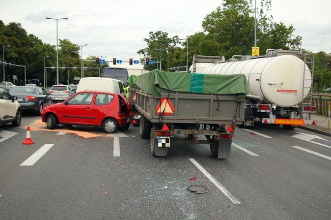 Karambol na wiadukcie. Dziewięć uszkodzonych pojazdów (zdjęcia)
