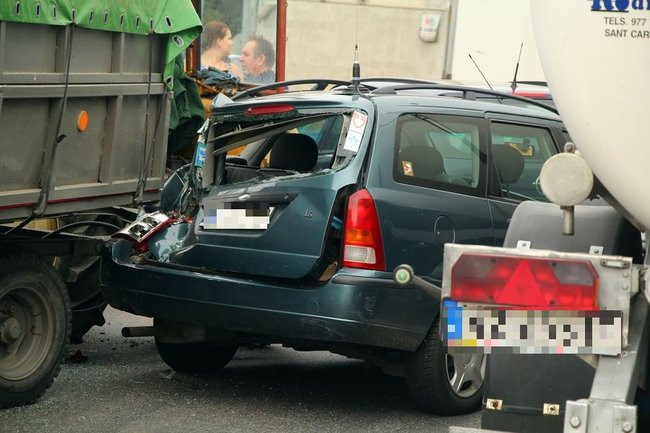 Karambol na wiadukcie. Dziewięć uszkodzonych pojazdów (zdjęcia)