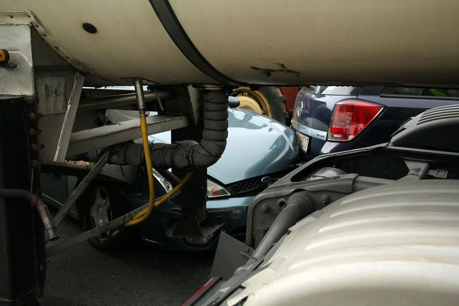 Karambol na wiadukcie. Dziewięć uszkodzonych pojazdów (zdjęcia)