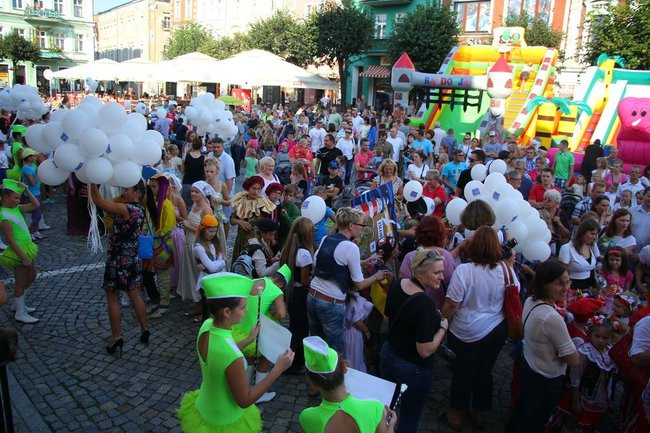 Tłumy wiwatowały na cześć króla (zdjęcia)