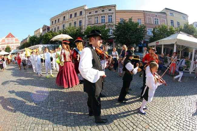 Tłumy wiwatowały na cześć króla (zdjęcia)