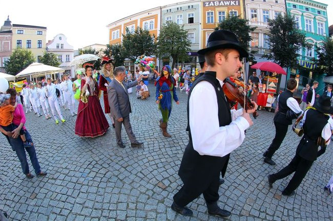 Tłumy wiwatowały na cześć króla (zdjęcia)