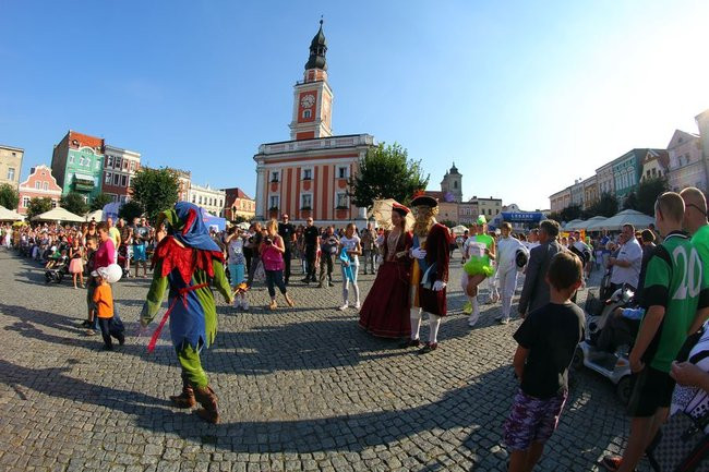 Tłumy wiwatowały na cześć króla (zdjęcia)