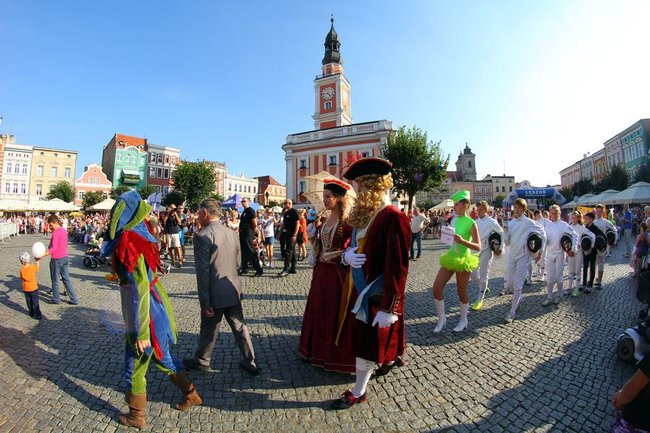Tłumy wiwatowały na cześć króla (zdjęcia)
