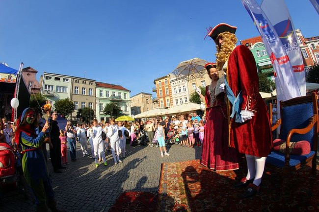 Tłumy wiwatowały na cześć króla (zdjęcia)