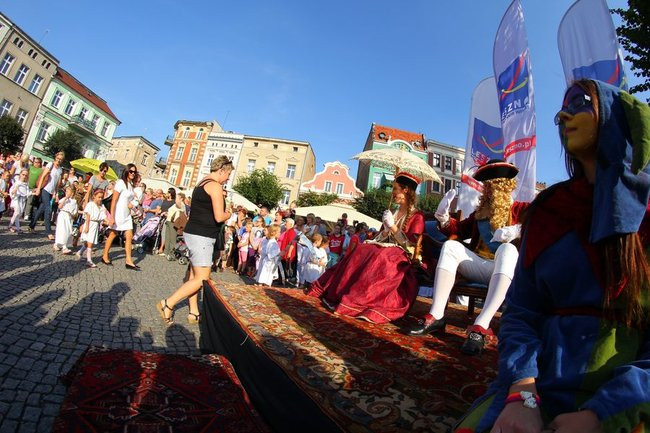 Tłumy wiwatowały na cześć króla (zdjęcia)