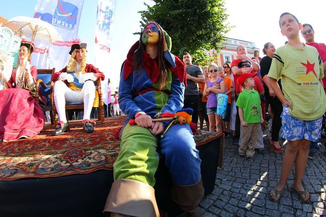 Tłumy wiwatowały na cześć króla (zdjęcia)