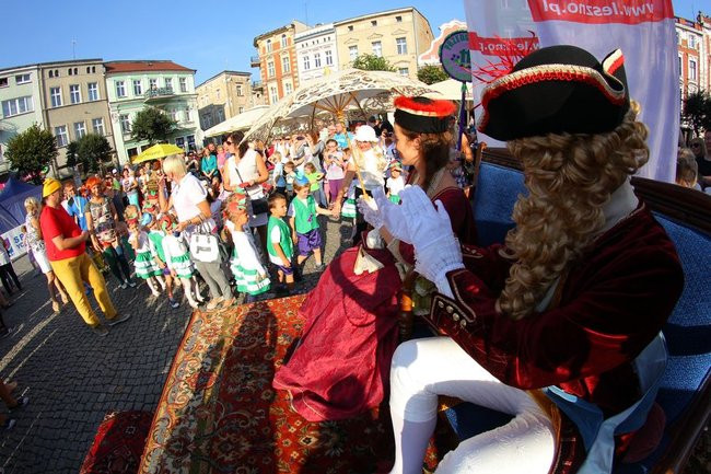 Tłumy wiwatowały na cześć króla (zdjęcia)