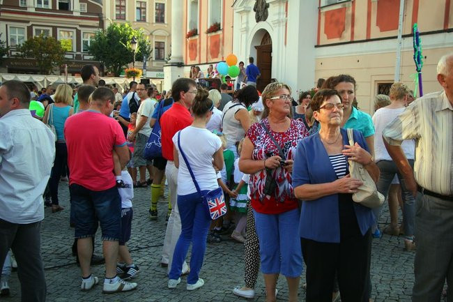 Tłumy wiwatowały na cześć króla (zdjęcia)