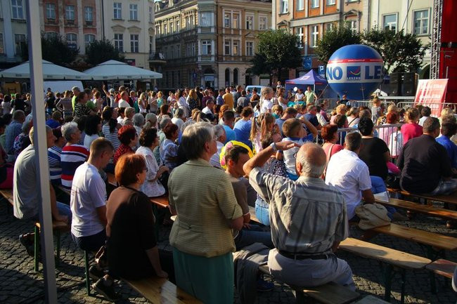 Tłumy wiwatowały na cześć króla (zdjęcia)