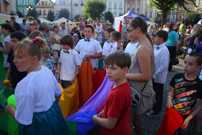 Tłumy wiwatowały na cześć króla (zdjęcia)